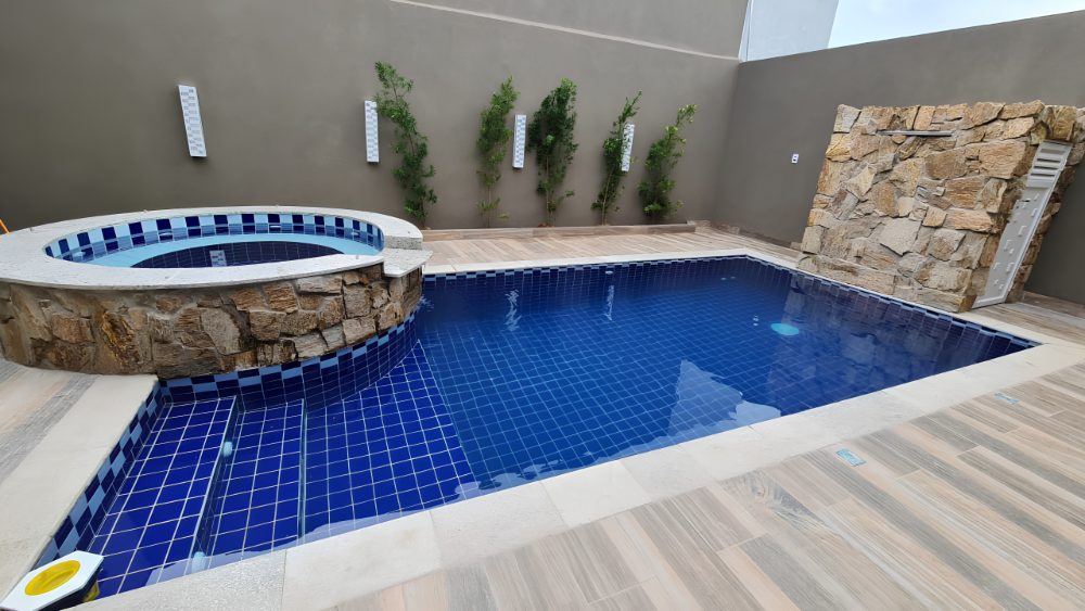 Piscina alvenaria com hidro